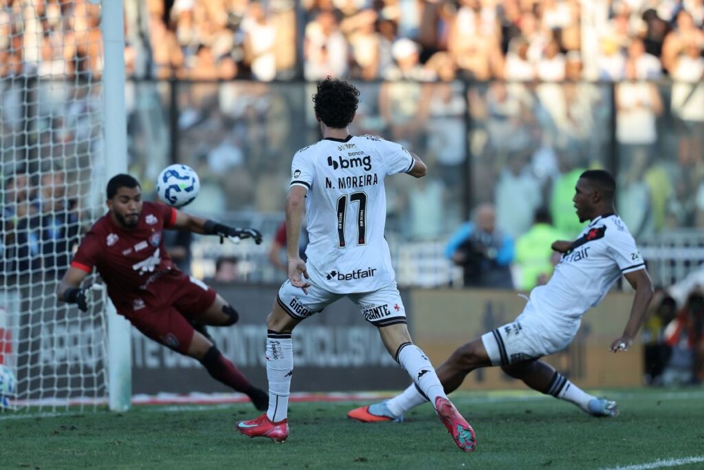 com-gol-salvador-no-minuto-final,-vasco-vence-vitoria-pelo-brasileirao