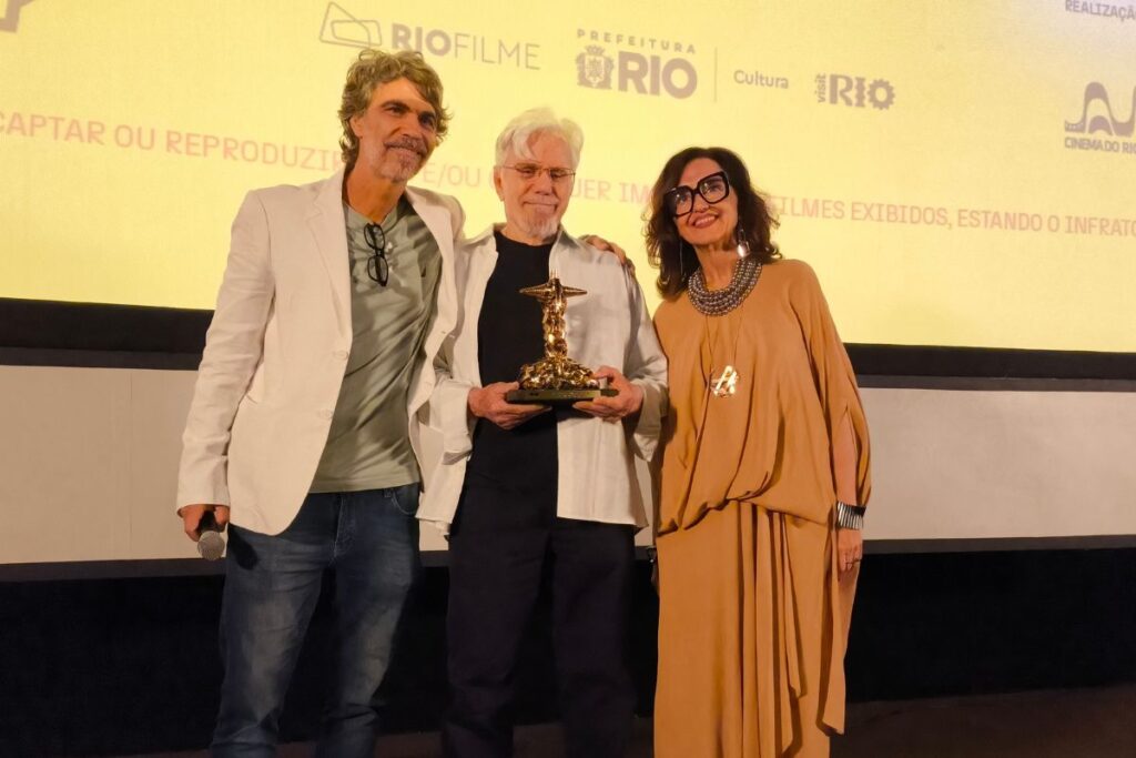 reginaldo-faria-recebe-trofeu-redentor-especial-no-festival-do-rio
