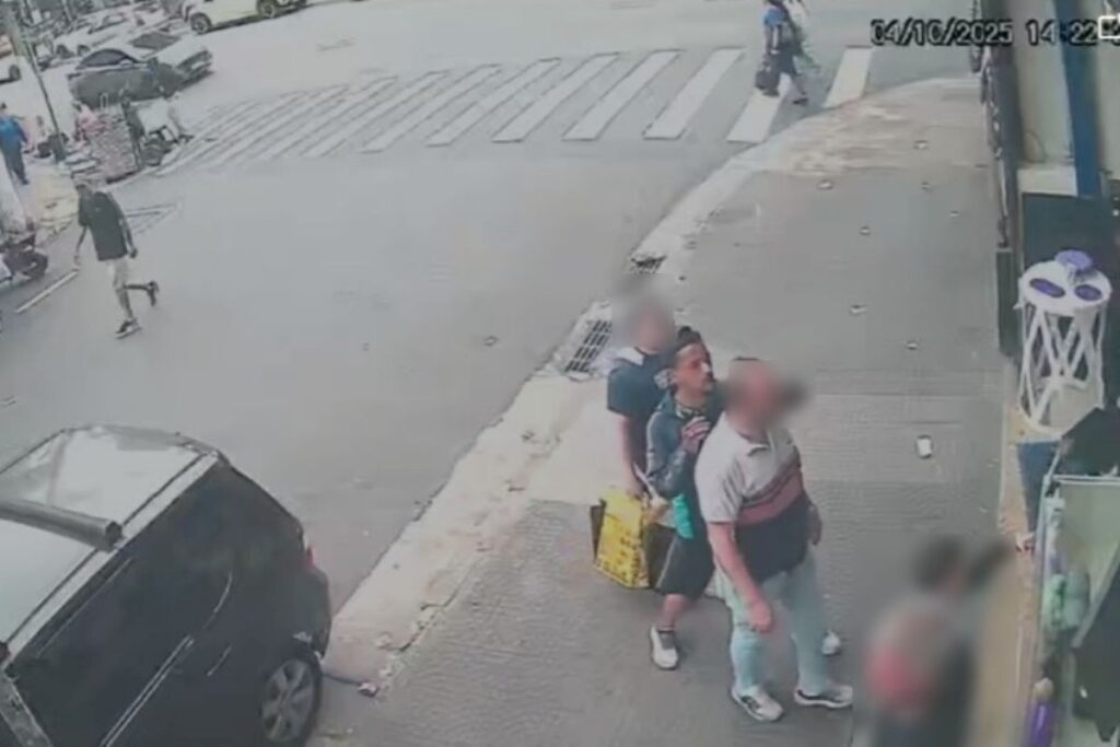 ladrao-tenta-abrir-fecho-de-corrente-de-homem-e-quase-e-linchado.-veja