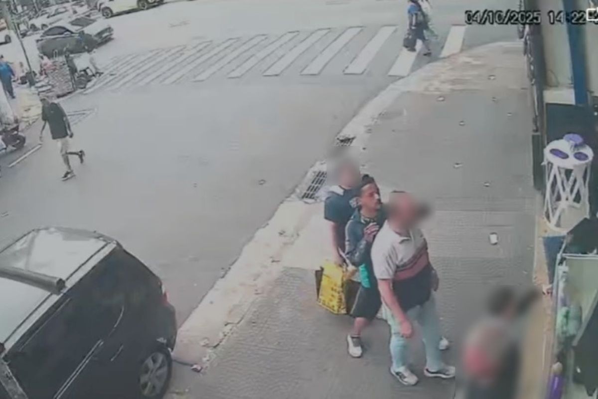 Ladrão tenta abrir fecho de corrente de homem e quase é linchado. Veja