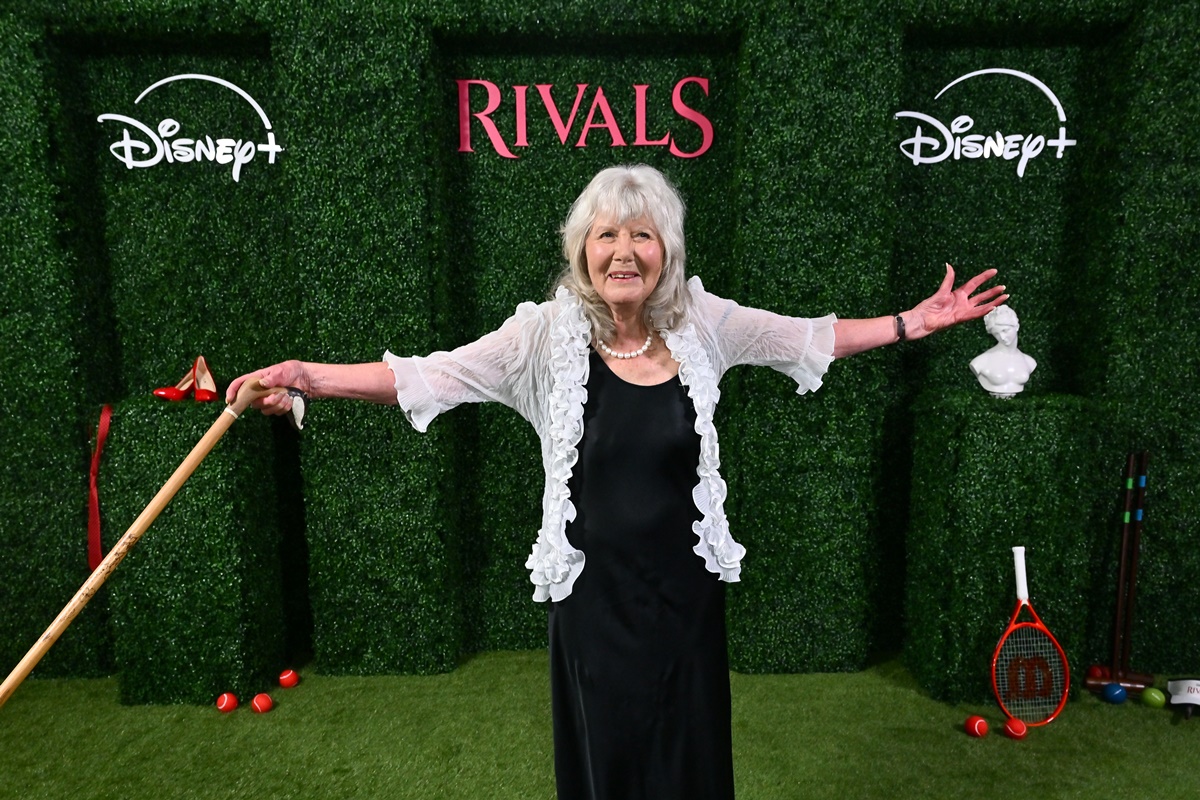 Morre Jilly Cooper, autora de Rivais, aos 88 anos
