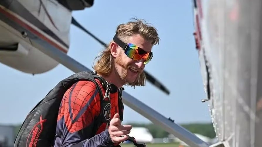 instrutor-morre-aos-35-anos-apos-se-soltar-de-paraquedas-em-salto-duplo-nos-eua