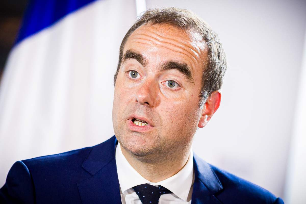 Por que o governo da França caiu e o que acontece agora