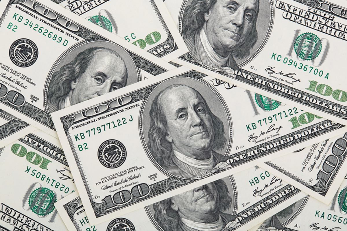 Dólar abre em alta com mais “shutdown” nos EUA e alívio da inflação