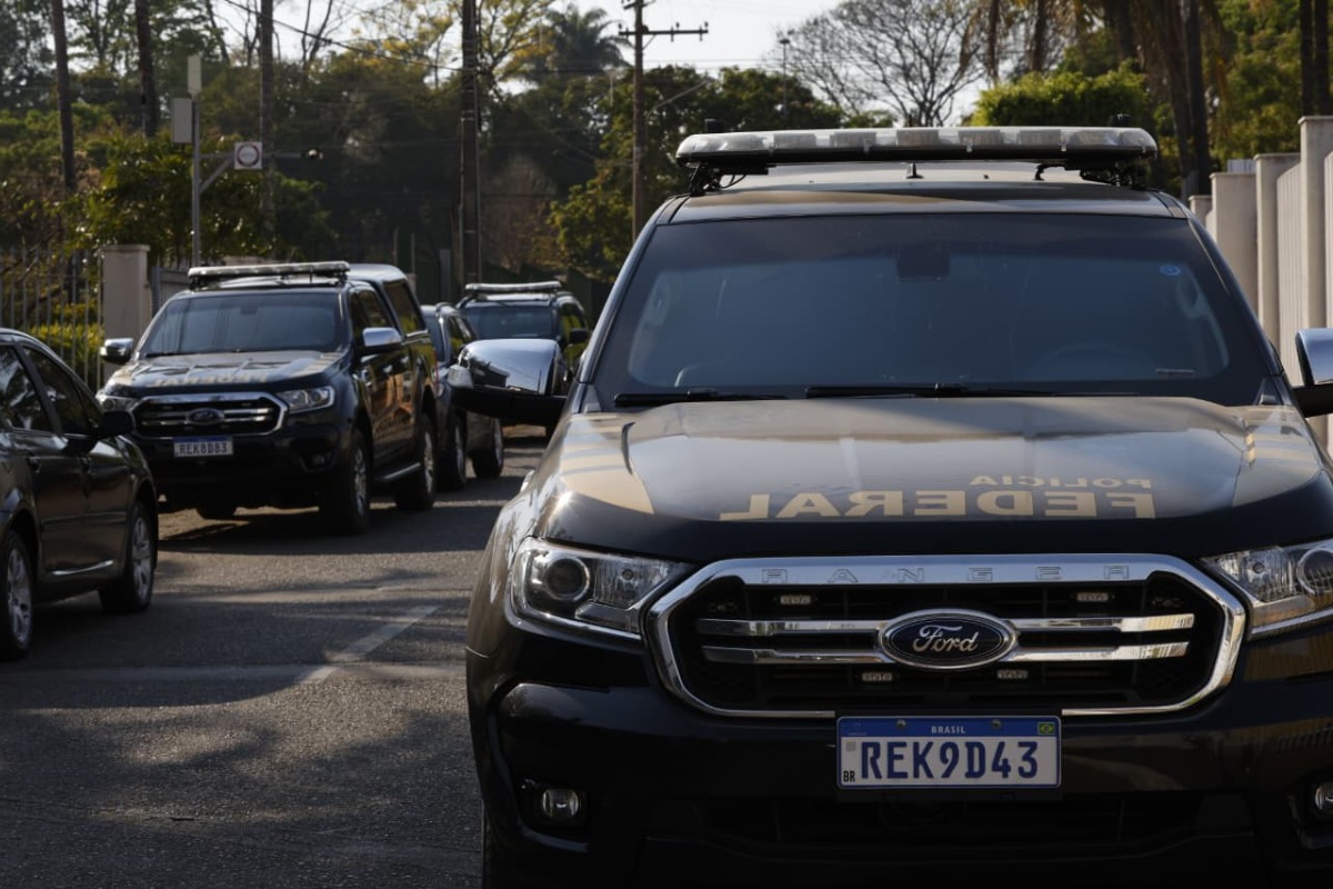 Mestre do disfarce: grupo usa escolta armada para transportar muamba