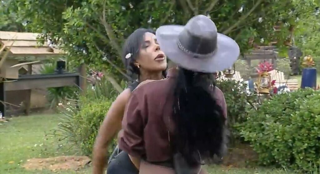 carol-lekker-cospe-no-rosto-de-rayane-figliuzzi-durante-briga-em-“a-fazenda-17”