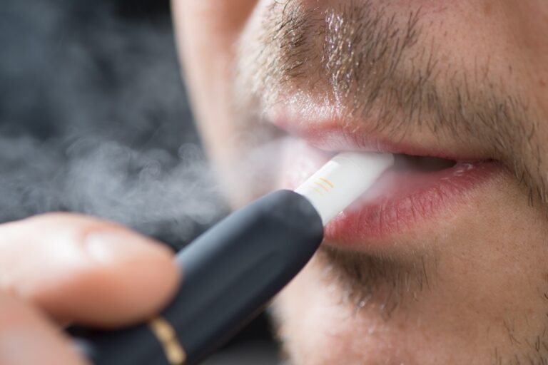oms-revela-que-um-em-cada-cinco-adultos-e-dependente-do-tabaco