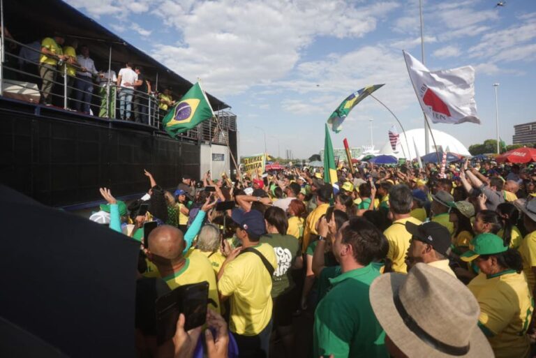 direita-faz-ato-em-brasilia-por-anistia-a-envolvidos-no-8/1.-video