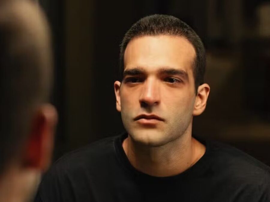 Humberto Carrão dá beijão em colega de elenco na festa de despedida de “Vale Tudo”