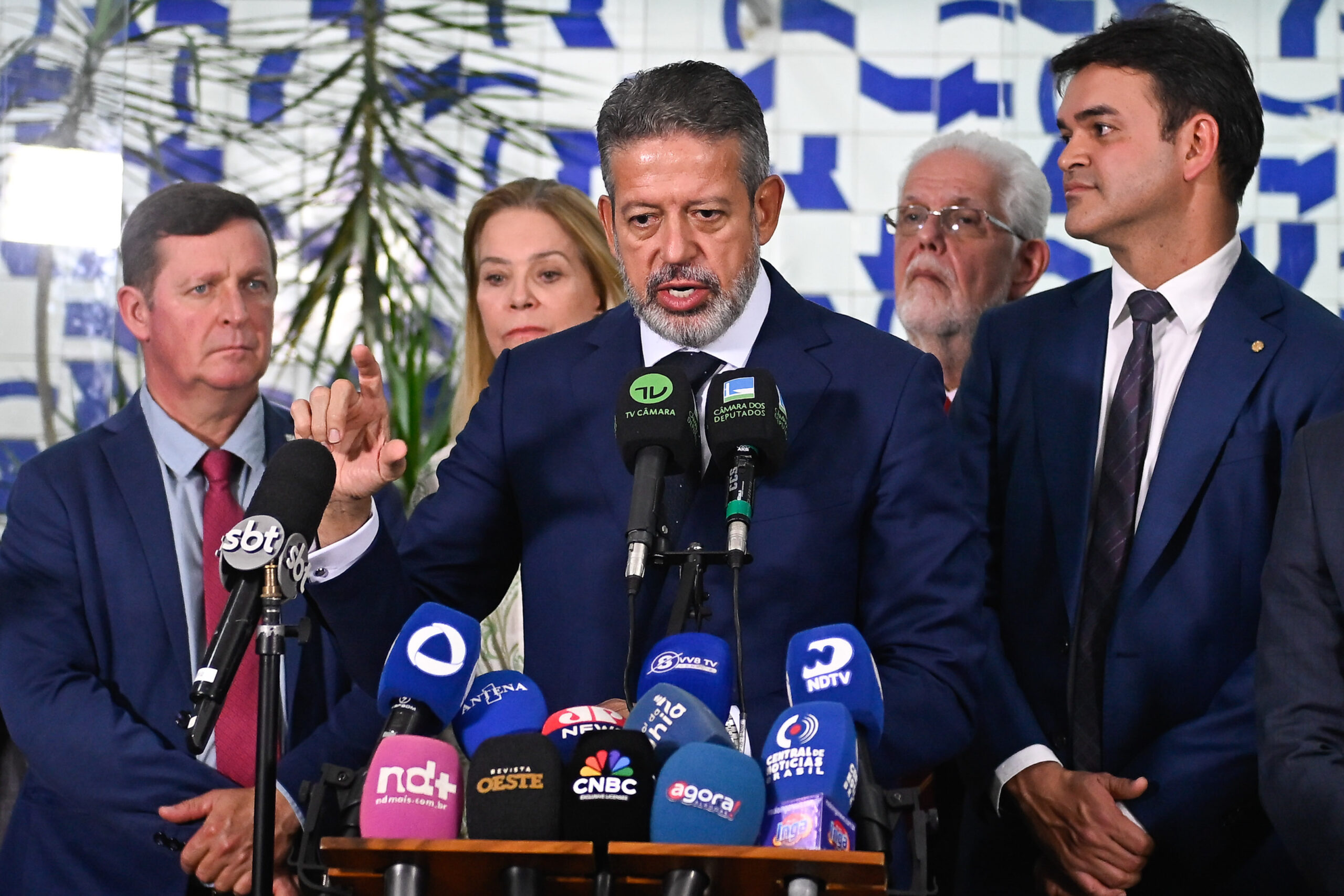 Lira reage à escolha de Renan Calheiros para relatar IR no Senado