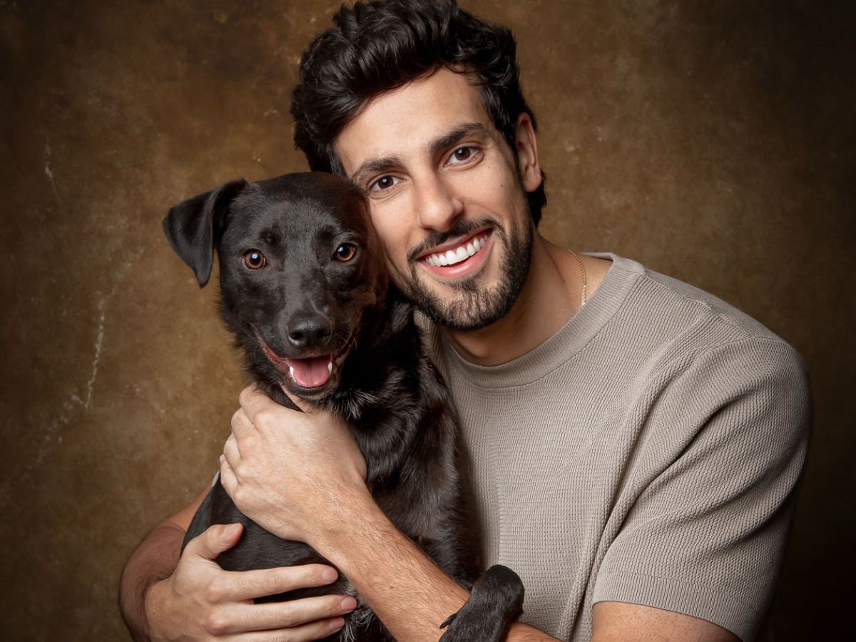 Vanessa Mesquita e Julinho Casares estrelam campanha contra preconceito com pets pretos