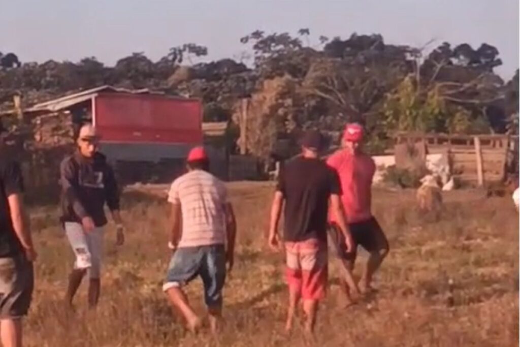 jovem-e-morto-a-pauladas-por-engano-apos-boato-sobre-furto-de-panela