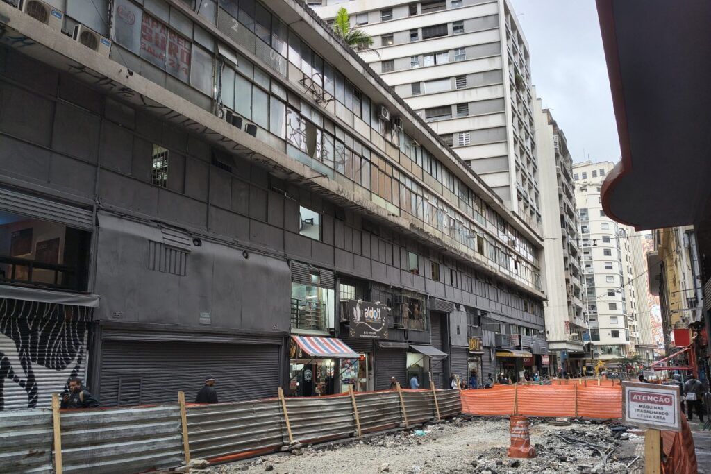 “rua-do-pixo”-tem-fachada-pintada-de-“cinza-pm”-no-centro-de-sp
