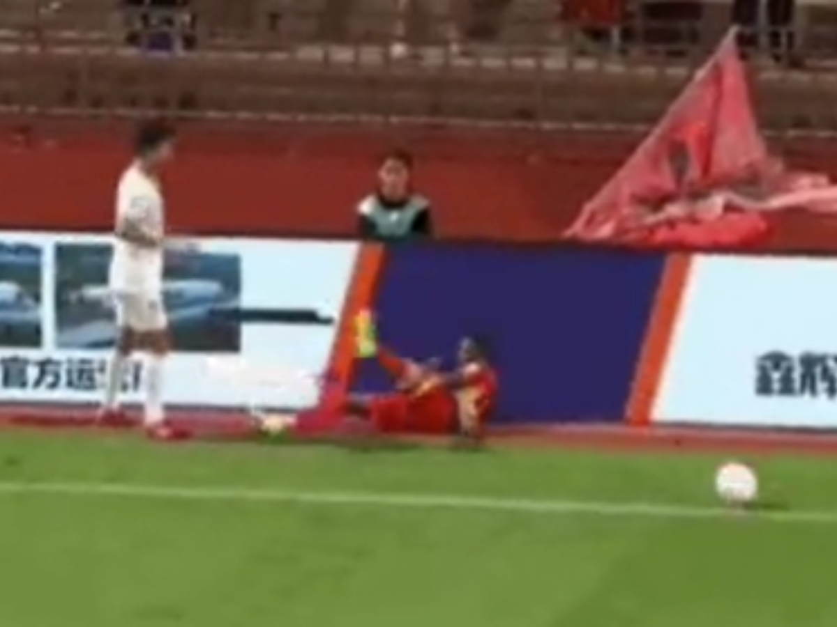 Lance desleal no futebol chinês deixa jogador com risco de paraplegia. Saiba mais!