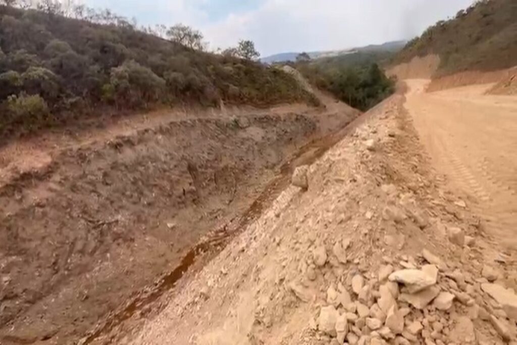 veja-como-ficou-corrego-apos-retirada-de-lixo-que-desabou-no-entorno