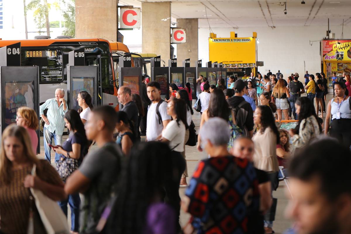 IBGE: 77% dos trabalhadores que usam ônibus passam até 2h em trânsito