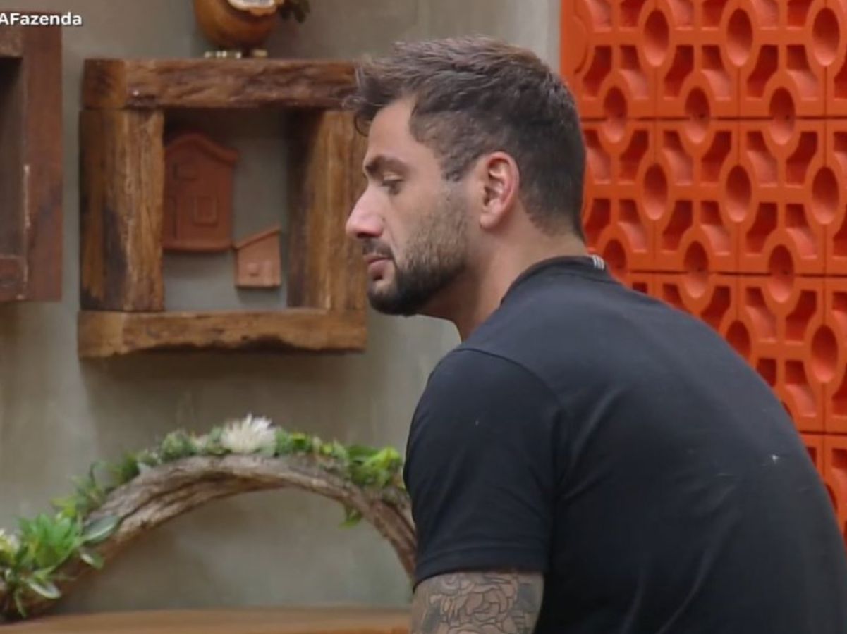 “A Fazenda 17”: Nizam chora com eliminação de Gui e Yoná retorna debochando dos peões
