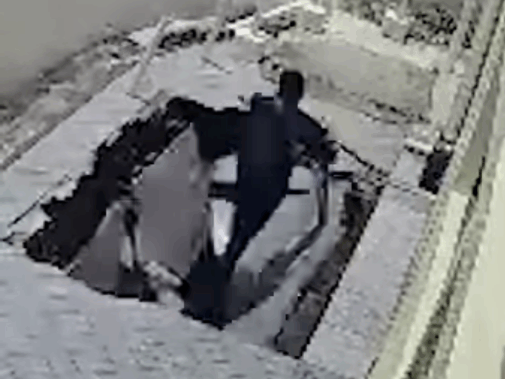 homem-e-engolido-por-buraco-apos-desabamento-de-calcada-em-manaus