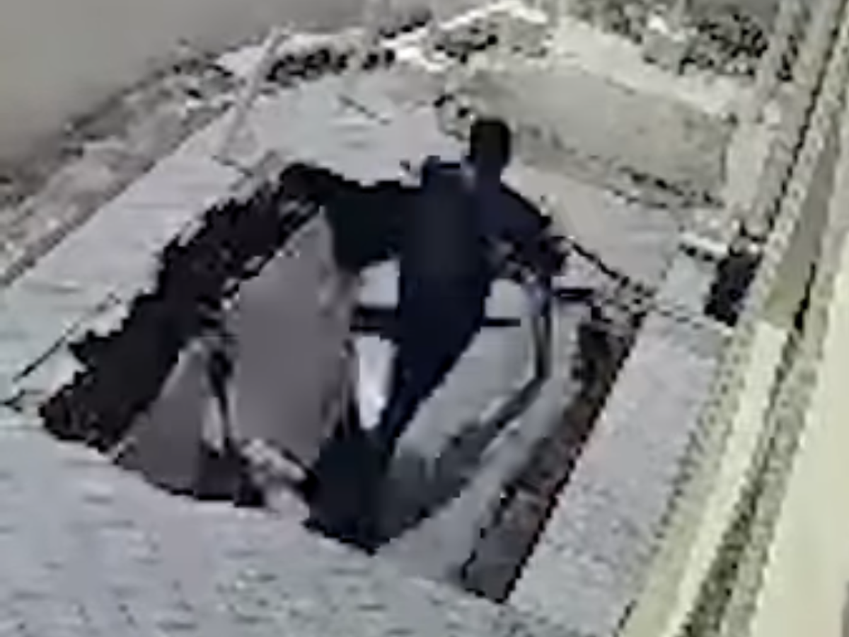 Homem é engolido por buraco após desabamento de calçada em Manaus