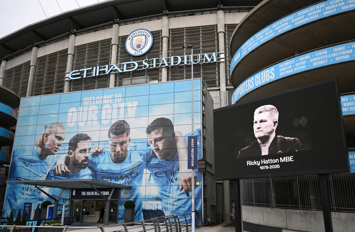 Lenda do boxe é velado no estádio do Manchester City. Veja fotos
