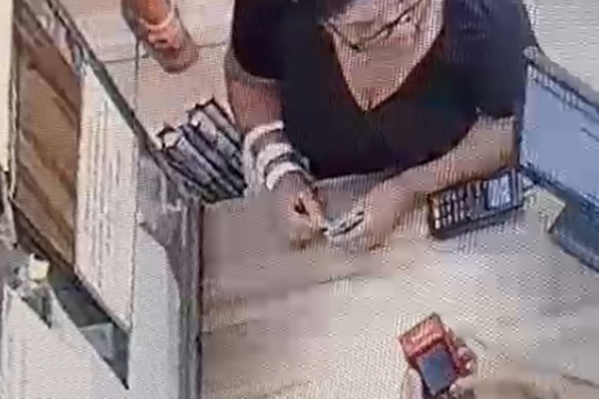 Vídeo: mulher é flagrada com 28 cartões roubados e 12 documentos no DF