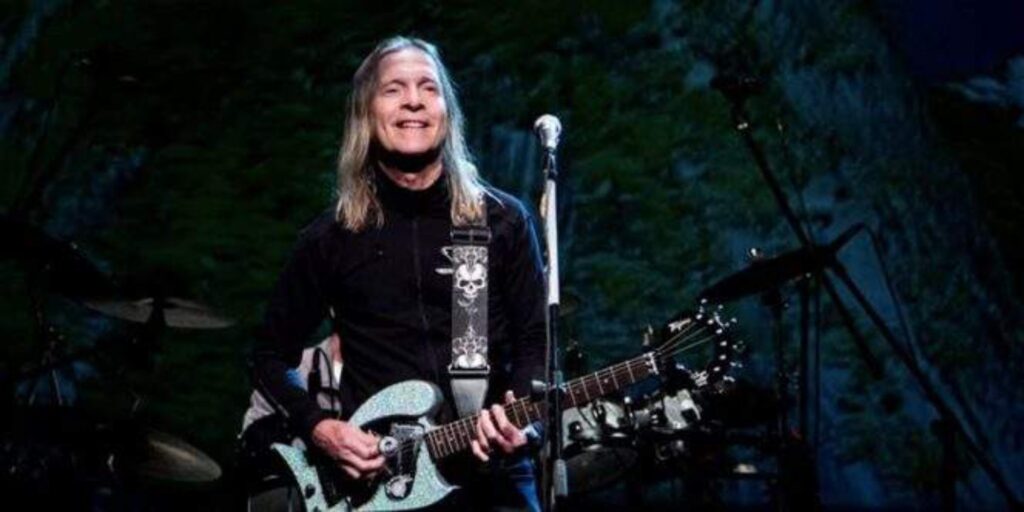 entre-fe-e-rebeldia:-a-guitarra-visionaria-de-sergio-hinds-chega-ao-df