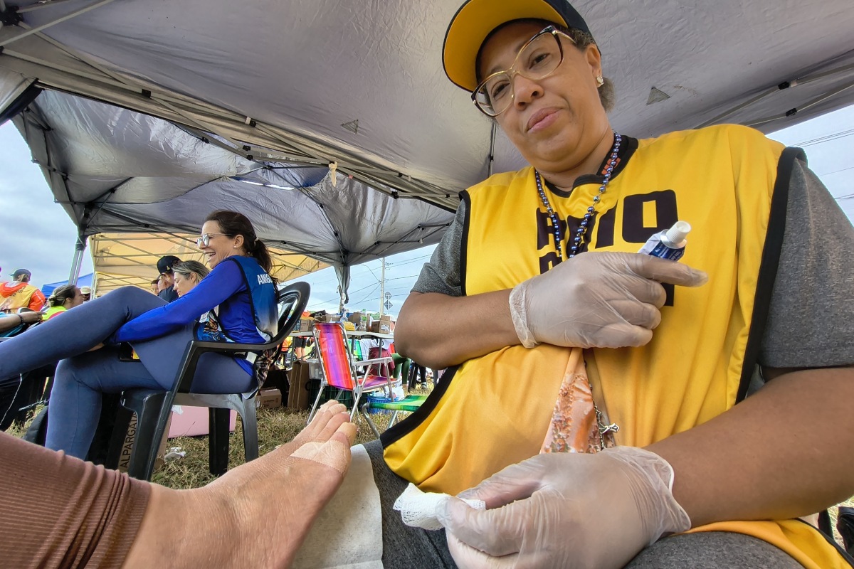 video:-voluntarios-cuidam-dos-pes-de-peregrinos-a-caminho-da-basilica