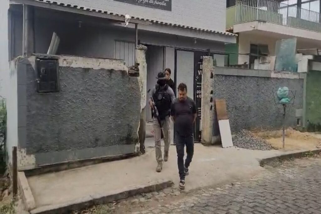 suspeito-de-matar-homem-a-facadas-e-esconder-corpo-em-lote-e-preso