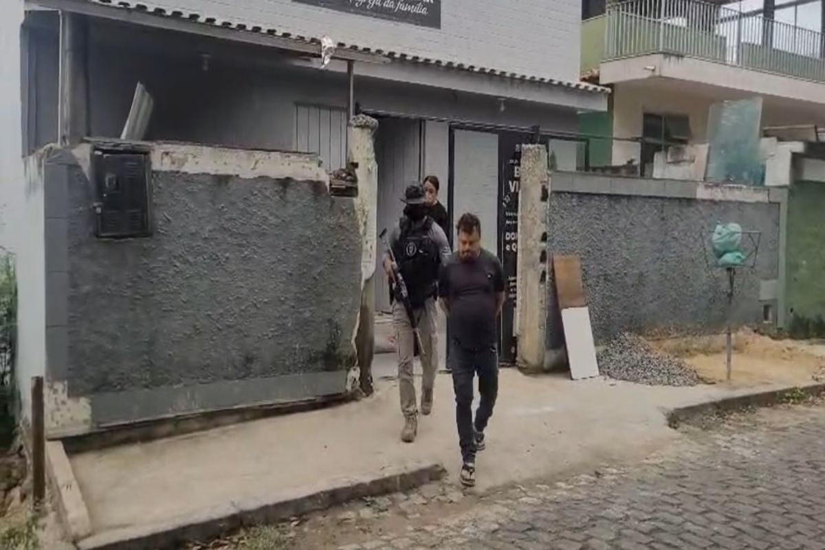 Suspeito de matar homem a facadas e esconder corpo em lote é preso