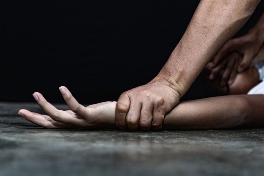 Professor e faixa preta de jiu-jitsu espanca companheira e acaba preso