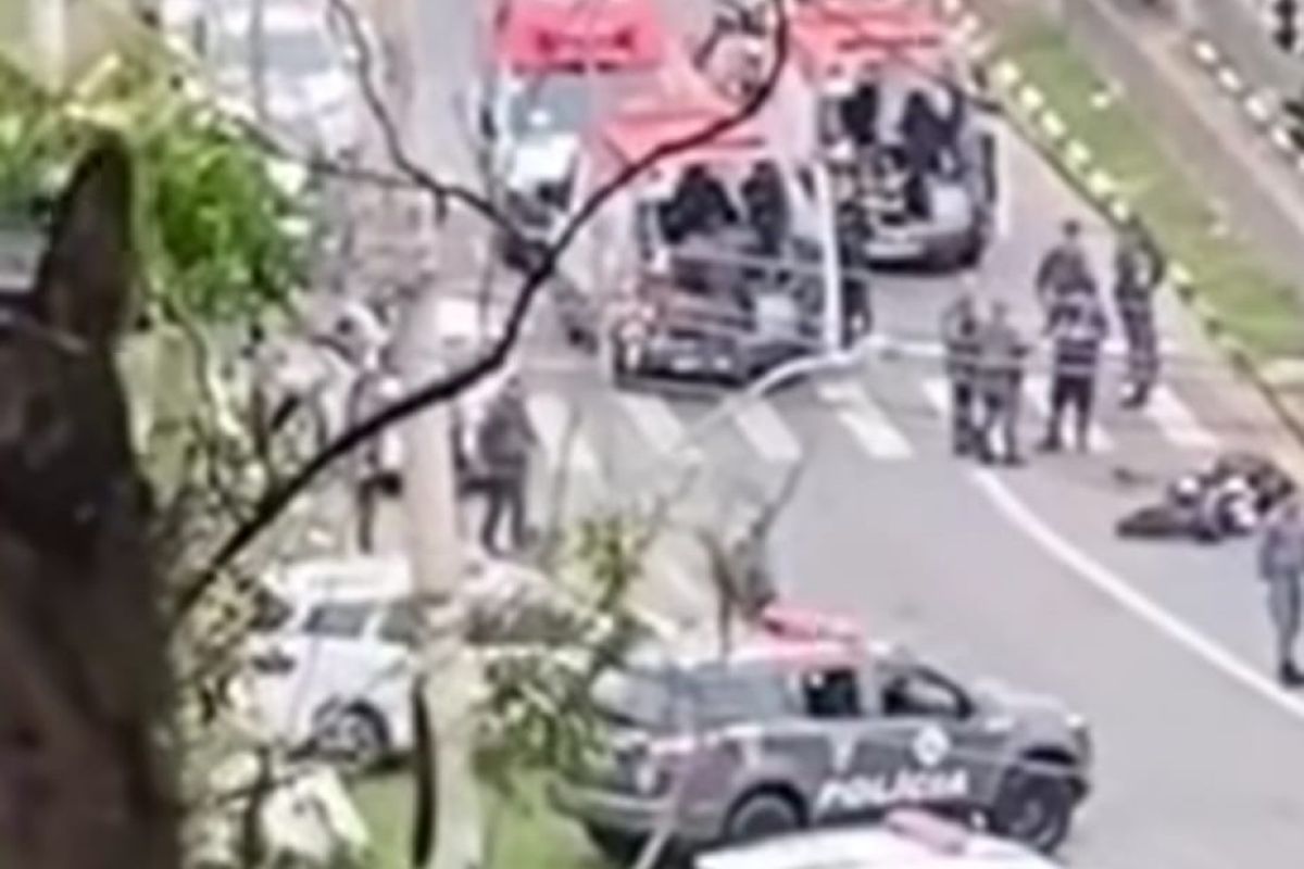 Motociclista é preso após furar blitz e atropelar policial em avenida