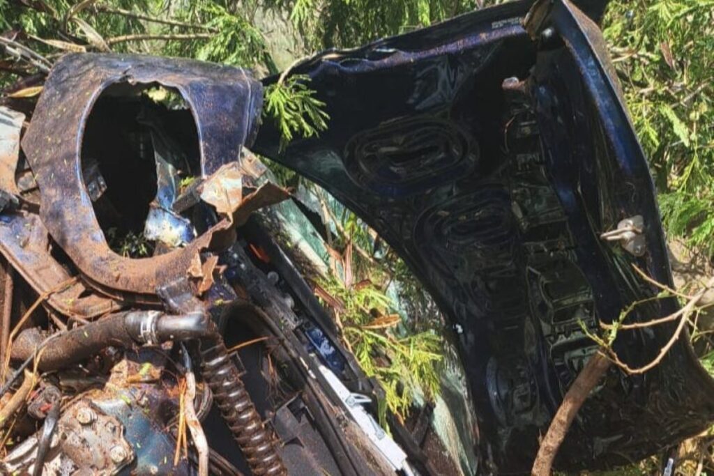 video:-carro-avaliado-em-r$-900-mil-fica-destruido-ao-cair-em-barranco