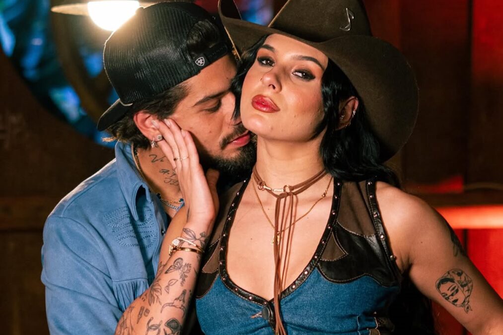 Ana Castela e Zé Felipe trocam primeiro beijo em programa de TV