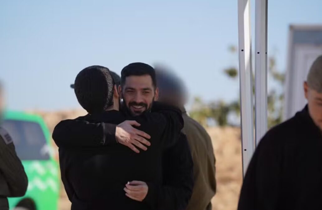 Hamas liberta reféns que estavam em Gaza para troca com palestinos