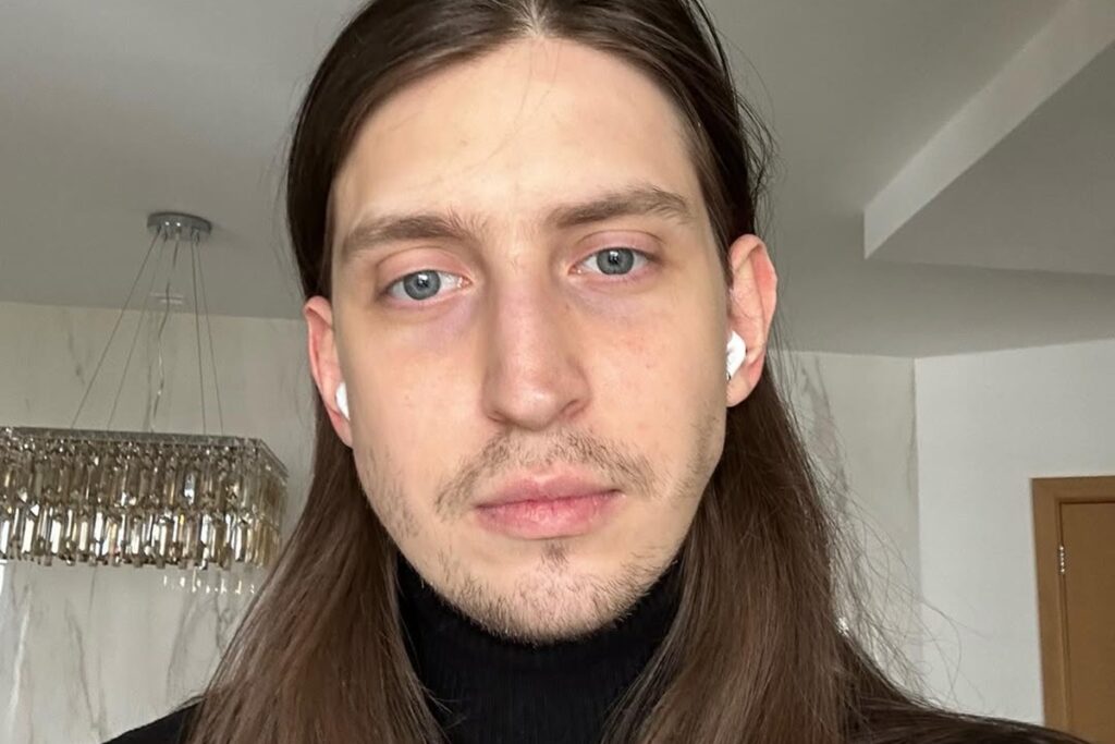 alvo-de-campanha-de-odio,-felca-leva-x-e-facebook-a-justica