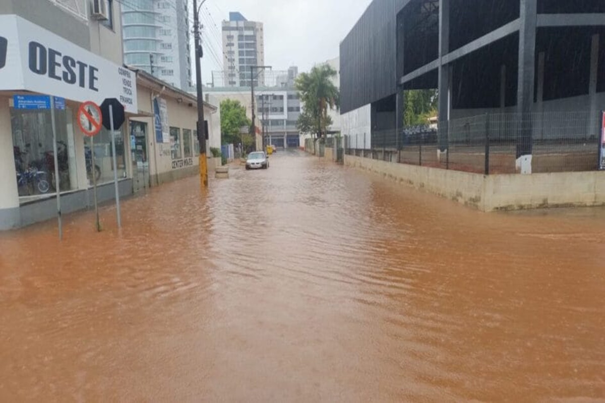 Chuvas alagam ruas e destelham casas em SC durante alerta de ciclone
