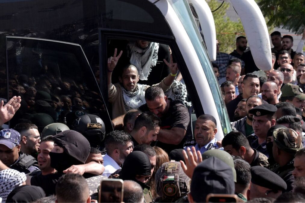 Israel liberta 2 mil palestinos após o Hamas devolver 20 reféns