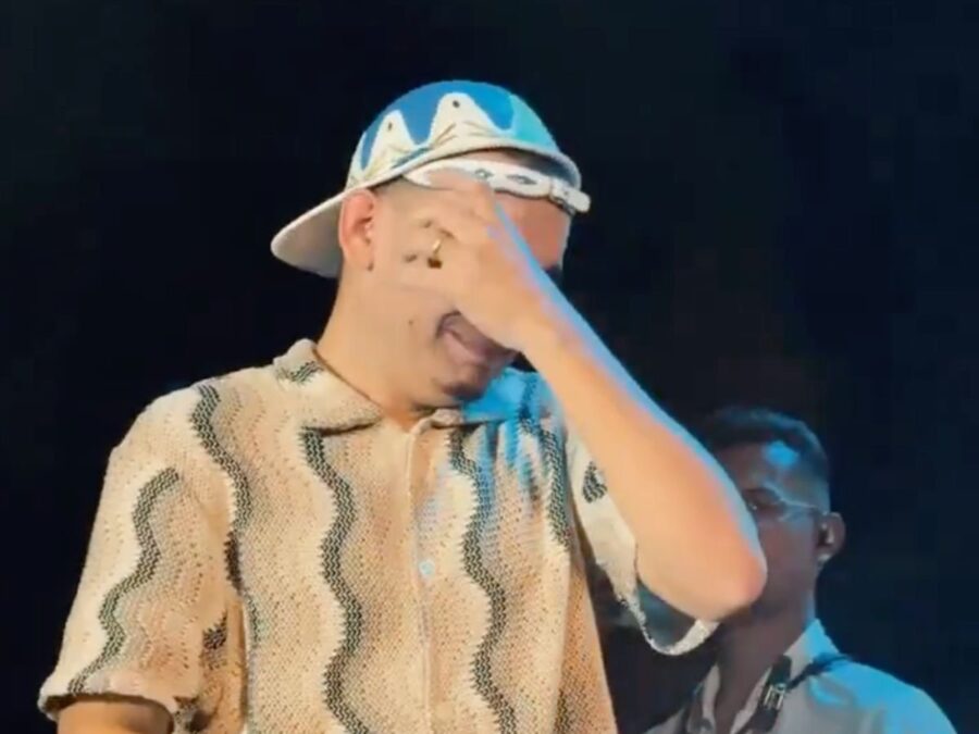 João Gomes chora ao reencontrar professora que o alfabetizou, durante show