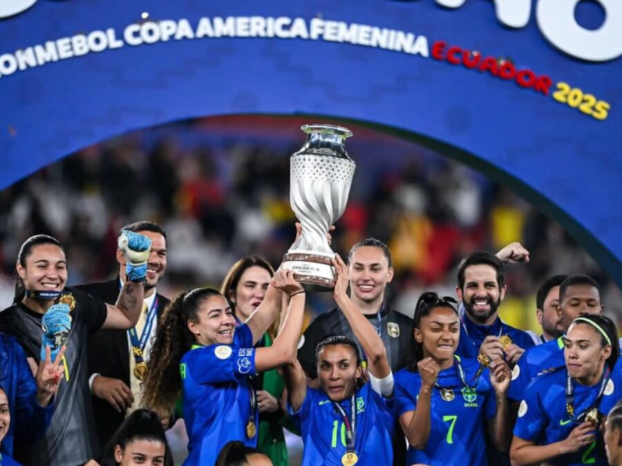 Formiga critica preconceito com o feminino e declara: “Futebol é um só”