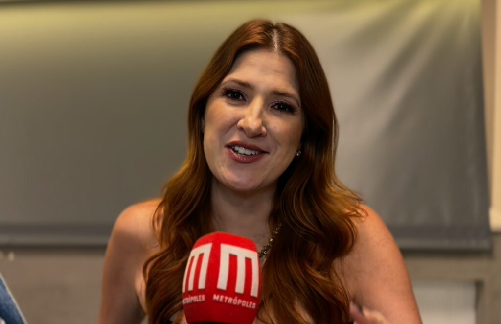 dani-calabresa-define-a-maternidade:-“e-enxergar-beleza-no-perrengue”