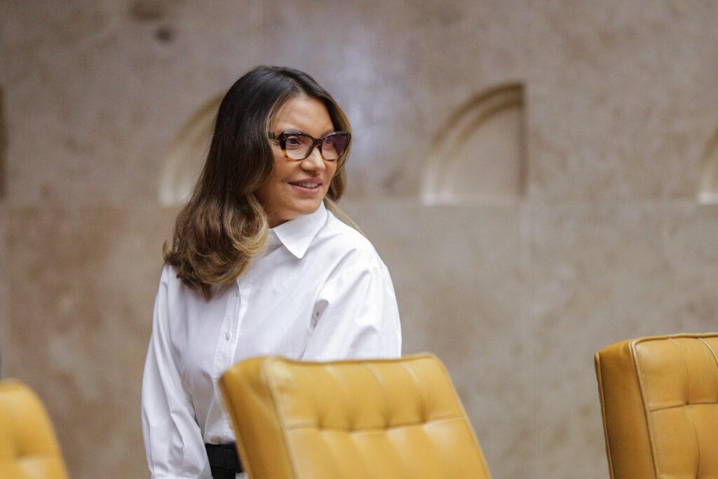 em-meio-a-polemica-sobre-decreto,-governo-lula-manda-janja-para-paris