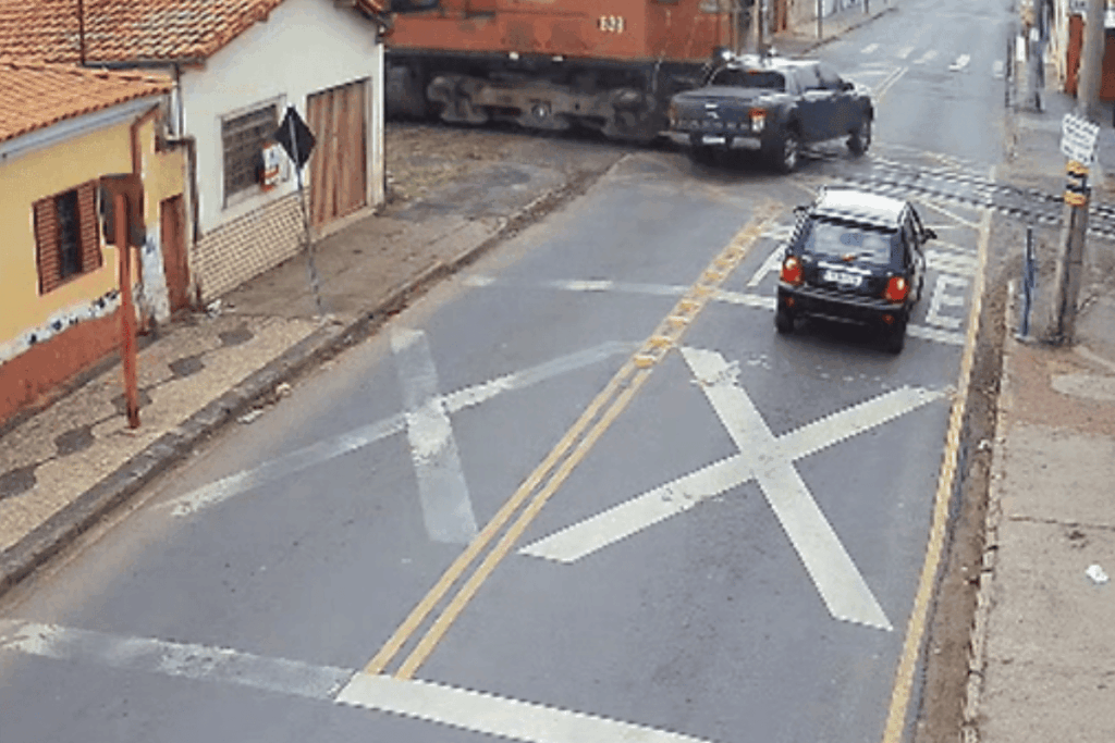 video:-caminhonete-invade-via-ferrea-e-e-arrastada-por-trem-em-sp