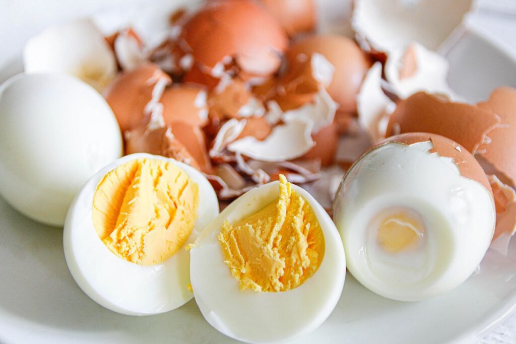 chega-de-sufoco!-aprenda-5-truques-para-descascar-ovos-facilmente