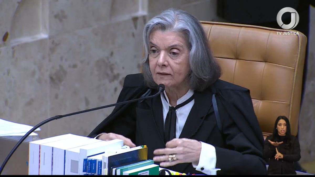 Cármen Lúcia corrige advogado em sessão e nega que TSE tenha cogitado voto impresso