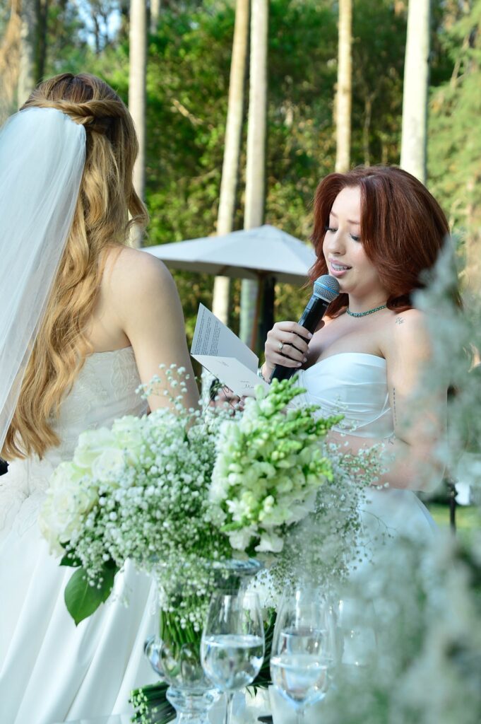 mari-fernandez-brilha-em-casamento-com-julia-ribeiro-e-emociona-ao-soltar-a-voz