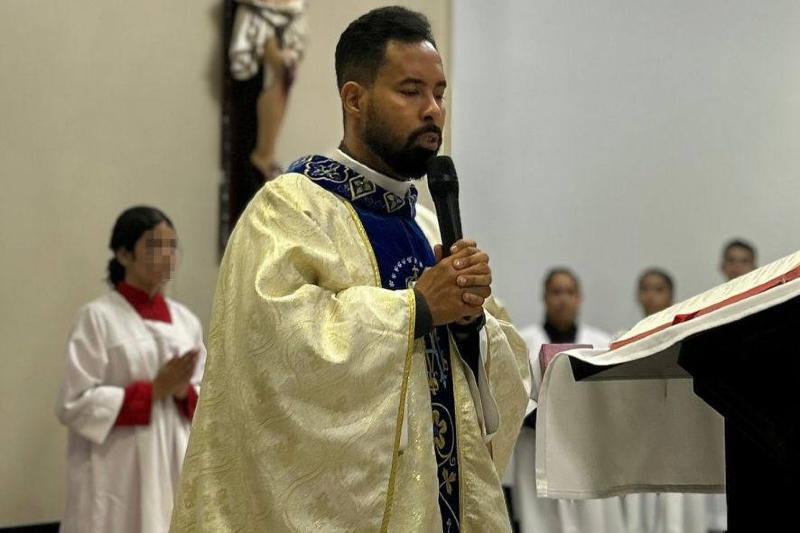 padre-nega-relacao-com-fiel-flagrada-no-banheiro-de-seu-quarto:-“ela-ia-tomar-banho”