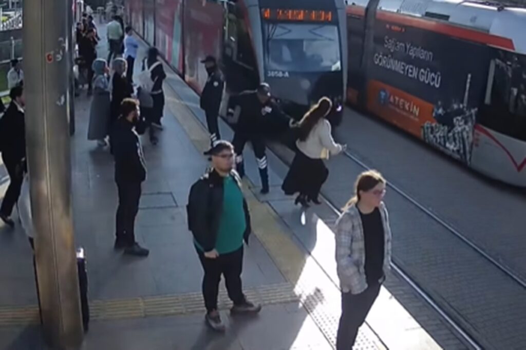 que-susto:-mulher-escapa-de-ser-atropelada-por-trem-na-turquia.-video