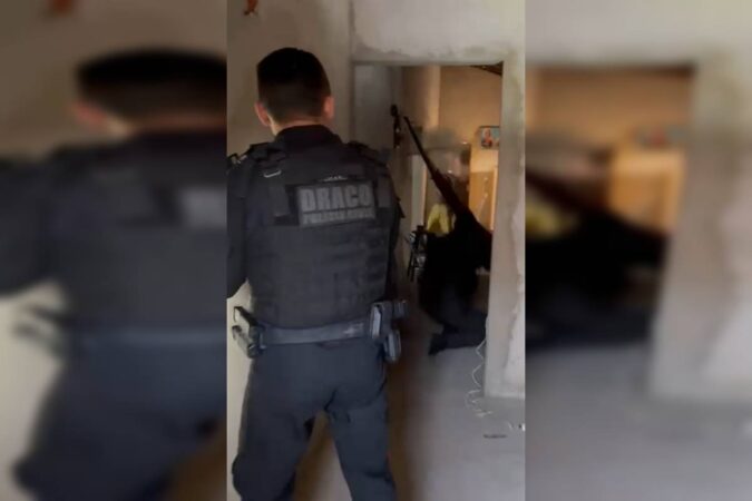 video:-delegado-fica-em-fogo-cruzado-entre-faccionado-do-pcc-e-agentes