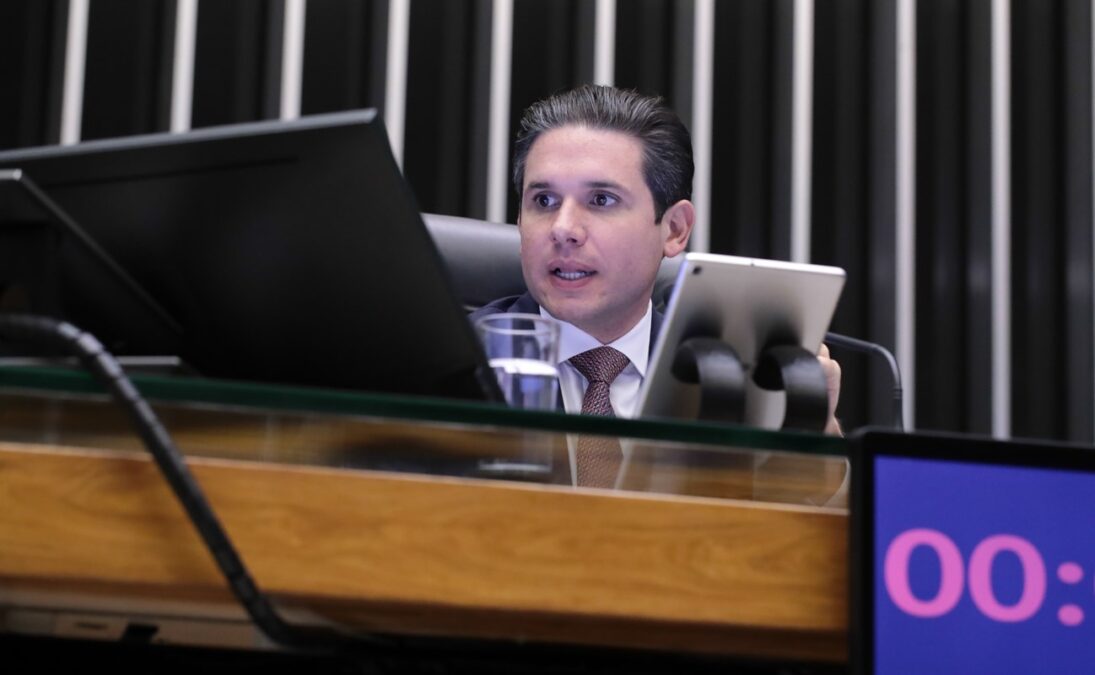 Motta fecha contrato de R$ 5 milhões para melhorar imagem da Câmara