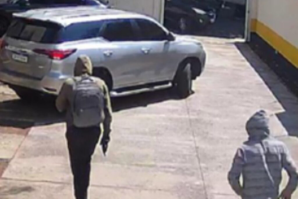 funcionarios-de-banco-descobrem-ladroes-em-ventilacao-e-chamam-pm